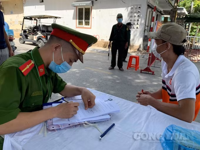 Công an phường Trường Sơn, TP Sầm Sơn xử lý vi phạm người dân không đeo khẩu trang