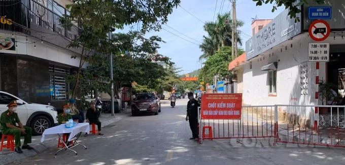 Chốt kiểm soát nhân dân chấp hành đeo khẩu trang