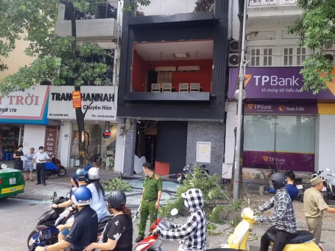 Hiện trường vụ nổ trên phố Kim Mã. Ảnh: TL.
