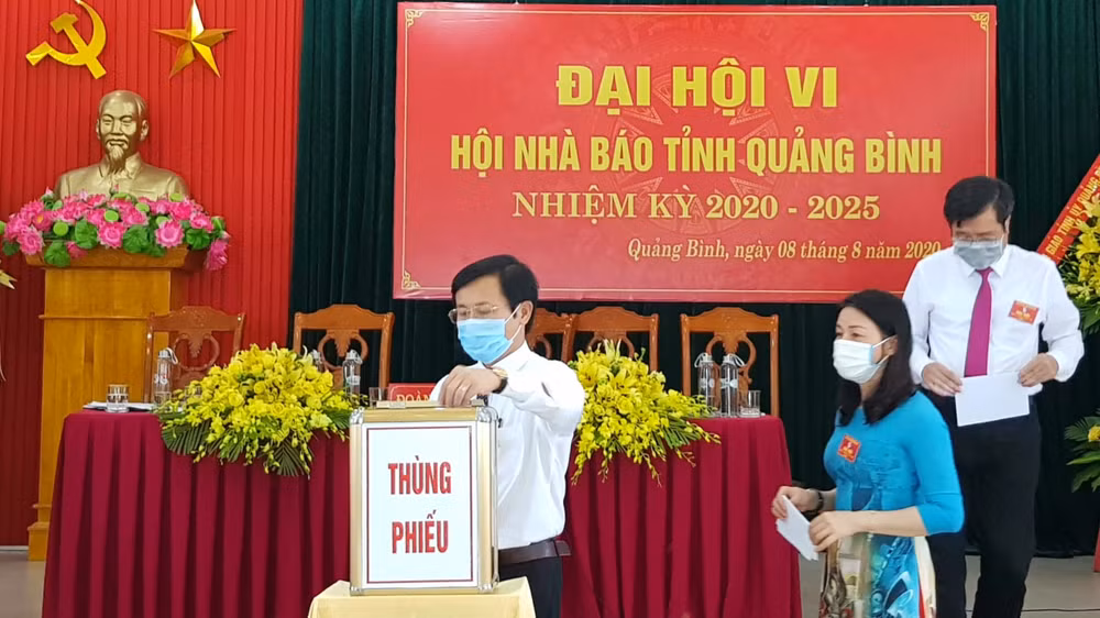 Các đại biểu bỏ phiếu bầu Ban chấp hành Hội Nhà báo tỉnh khóa VI.