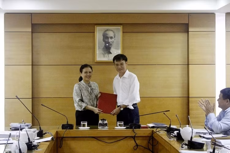 Chủ tịch VUFO Nguyễn Phương Nga (bên trái) trao Quyết định tiếp nhận và bổ nhiệm cho ông Phạm Đình Hải. Ảnh Thái Thịnh