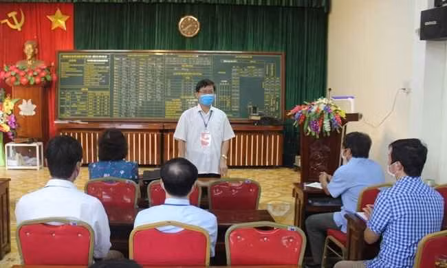 Phó chủ tich UBND tỉnh- Lương Văn Cầu gặp mặt cán bộ điểm thi Trường THPT Gia Lộc