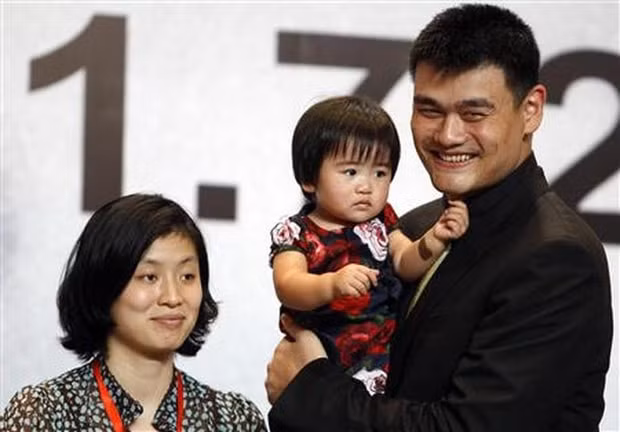 Huyền thoại bóng rổ Yao Ming (phải) cùng vợ và con gái. Ảnh: internet.