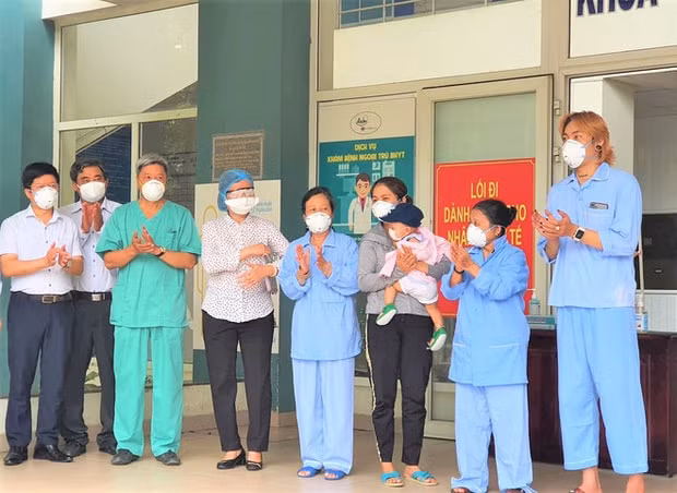 Thứ trưởng Bộ Y tế Nguyễn Trường Sơn và bà Ngô Thị Kim Yến - Giám đốc Sở Y tế Đà Nẵng đã trao giấy xuất viện cho các bệnh nhân. Ảnh: TL.