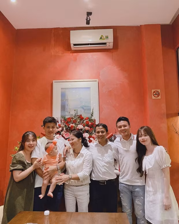 Bữa tiệc sinh nhật với đầy đủ các thành viên. Ảnh: IGNV
