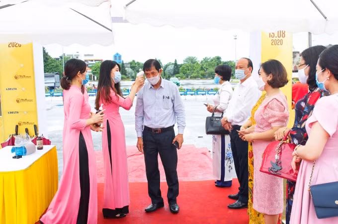 Công tác phòng, chống dịch Covid-19 được thực hiện nghiêm túc trong suốt quá trình diễn ra buổi lễ.
