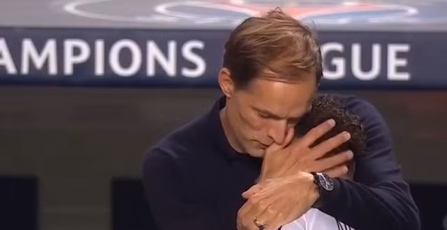 Huấn Luyện viên Tuchel ôm hôn cậu học trò sau màn lội ngược dòng khó tin. Ảnh: internet.