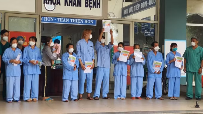 10 bệnh nhân được công bố khỏi bệnh là một tín hiệu tích cực trong cuộc chiến chống Covid -19 (ảnh TL).