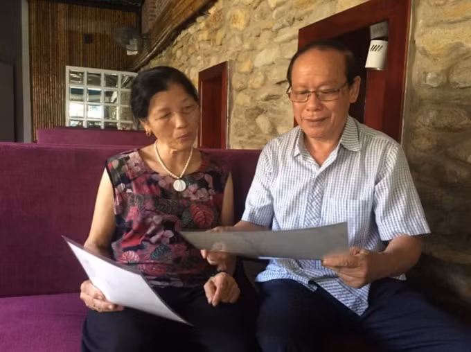 Chị Lê Thị Phúc Sinh cho tác giả xem bức ảnh nguyên TBT Lê Khả Phiêu chụp cùng các chiến sỹ của mình ở Hà Tĩnh ngày 5.5.1995