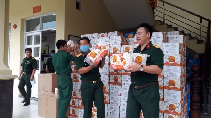 Chiều ngày 12/8, 36.000 sản phẩm Trà Thanh Nhiệt Dr Thanh cũng được trao tặng cho các điểm cách ly tại Quân khu 7.