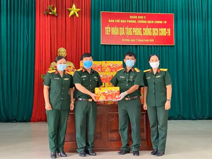 Sáng ngày 11/8, 36.000 sản phẩm Trà Thanh Nhiệt Dr Thanh tiếp tục được Tập đoàn Tân Hiệp Phát trao tặng cho các điểm cách ly tại Quân khu 5 với tâm dịch Đà Nẵng.