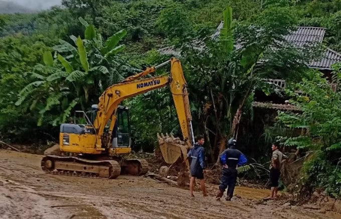 Huy động máy múc khắc phục hậu quả lũ quét tại Thẳm Dương - Văn Bàn. Ảnh: TL.