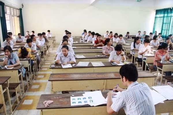 Thầy giáo coi thi THPT nghi mắc COVID-19. Ảnh minh họa.