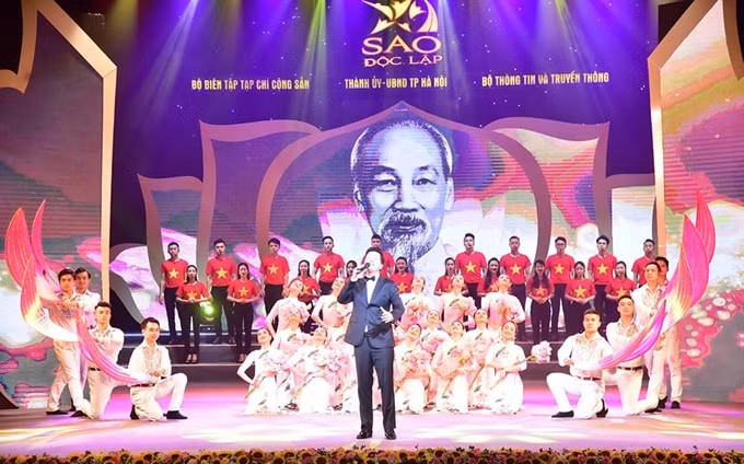 Bài hát “Ca ngợi Hồ Chủ tịch” qua sự thể hiện của NSƯT Đăng Dương biểu diễn tại chương trình.