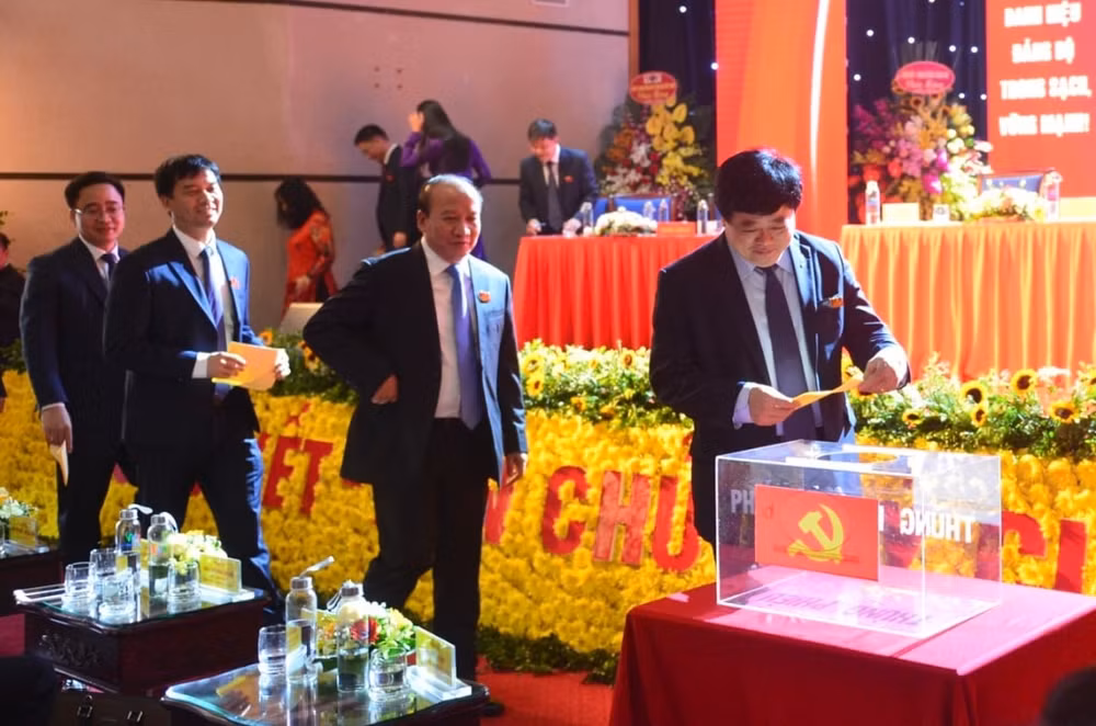 Đại hội, các đại biểu đã tiến hành bỏ phiếu bầu Ban Chấp hành Đảng bộ Đài Tiếng nói Việt Nam khóa 26, nhiệm kỳ 2020-2025. (Ảnh: vov.vn)