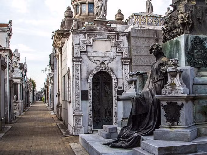 khoc-thet-voi-nhung-tac-pham-dieu-khac-kinh-di-noi-tieng-the-gioi-recoleta-cemetery-buenos-aires-argentina-1597649623-90-width700height525