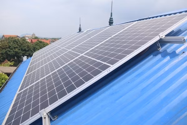 Chị Trần Thị Hoa tại tổ 34 phường Phan Đình Phùng, TP. Thái Nguyên, lắp đặt ĐMTMN với công suất 5,18 kWp, kinh phí đầu tư gần 80 triệu đồng. Trước đây, mỗi tháng chi phí điện sinh hoạt của gia đình khoảng 700-800 nghìn đồng, nhưng nay chỉ còn 400-500 nghìn đồng. Ngoài ra, gia đình chị còn bán lại cho ngành điện 6 tháng đầu năm 2020 gần 1.700 kWh từ số điện tiêu thụ còn dư.
