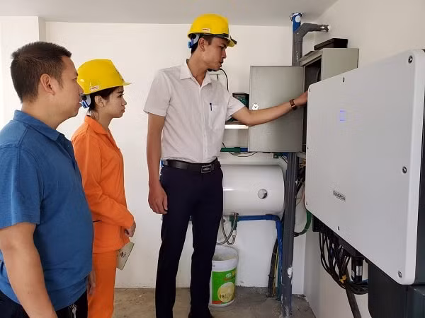 Cán bộ Điện lực Thành phố Sơn La hỗ trợ hướng dẫn khách hàng trong việc sử điện mặt trời mái nhà.