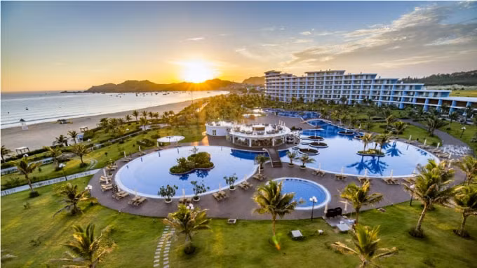 Những khu du lịch nghỉ dưỡng đồng bộ có sân golf luôn nằm trong top đầu danh sách địa điểm du lịch được nhiều khách hàng lựa chọn.