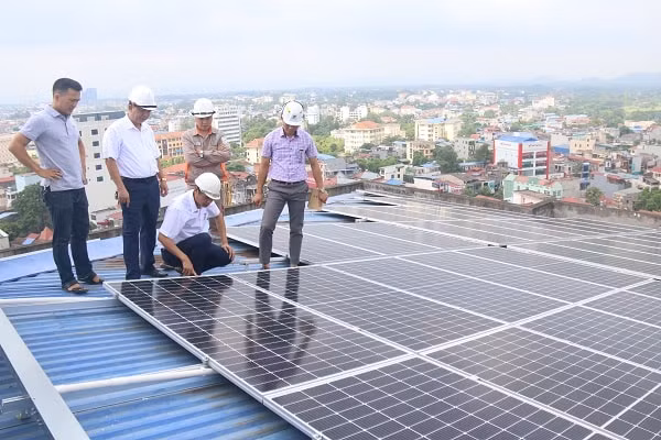 Để tiết kiệm điện năng tại các tòa nhà cao tầng, vừa khai thác được nguồn năng lượng tái tạo, tháng 3 vừa qua, Công ty Cổ phần và dịch vụ Nhà Xanh (TP. Thái Nguyên) đã đầu tư trên 1 tỷ đồng để lắp đặt hệ thống điện năng lượng ĐMTMN với công suất 105 kWh.
