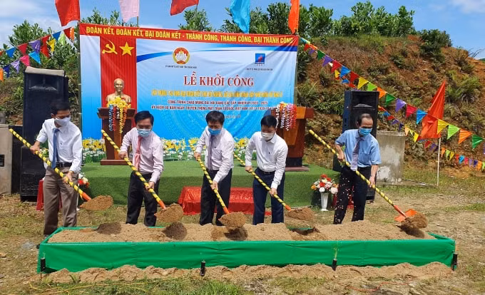 Nghi thức khởi công xây dựng 145 nhà Đại đoàn kết cho hộ nghèo và các hộ gia đình đang gặp khó khăn về nhà ở.