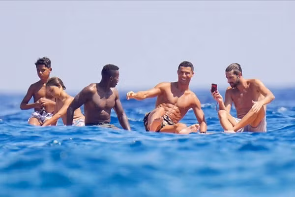 Ronaldo cùng các bạn vui đùa trên bãi biển sau một mùa giải mệt mỏi. Ảnh: internet.