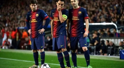 Hình ảnh Messi bên cạnh Xavi và Iniesta. Ảnh: internet.