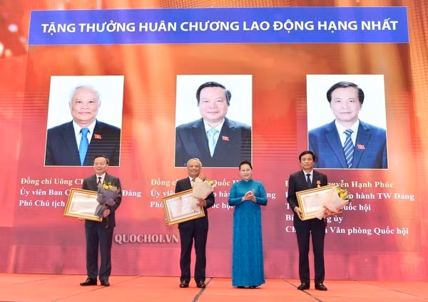 Chủ tịch Quốc hội Nguyễn Thị Kim Ngân trao tặng Huân chương Lao động hạng Nhất cho Phó Chủ tịch Quốc hội Uông Chu Lưu, Phó Chủ tịch Quốc hội Phùng Quốc Hiển, Tổng thư ký, Chủ nhiệm Văn phòng Quốc hội Nguyễn Hạnh Phúc. Ảnh: quochoi.vn