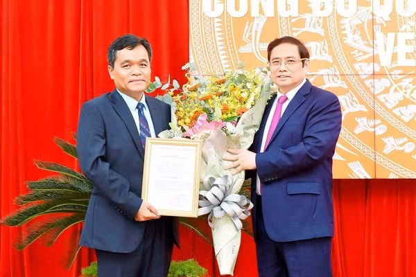 Trưởng Ban Tổ chức Trung ương Phạm Minh Chính trao quyết định và chúc mừng ông Hồ Văn Niên