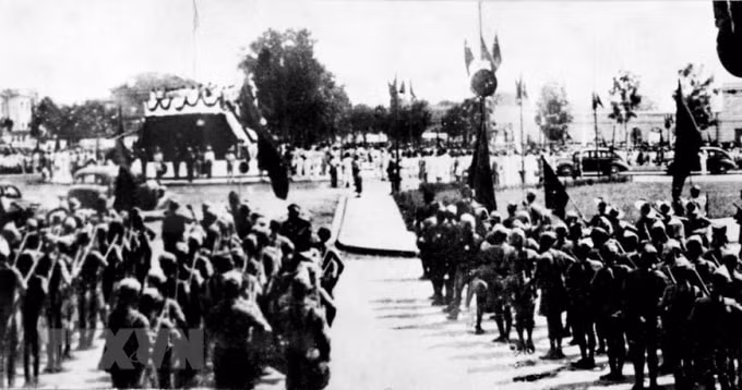 Đông đảo nhân dân tập trung tại Quảng trường Ba Đình nghe Chủ tịch Hồ Chí Minh đọc Tuyên ngôn Độc Lập ngày 2/9/1945.