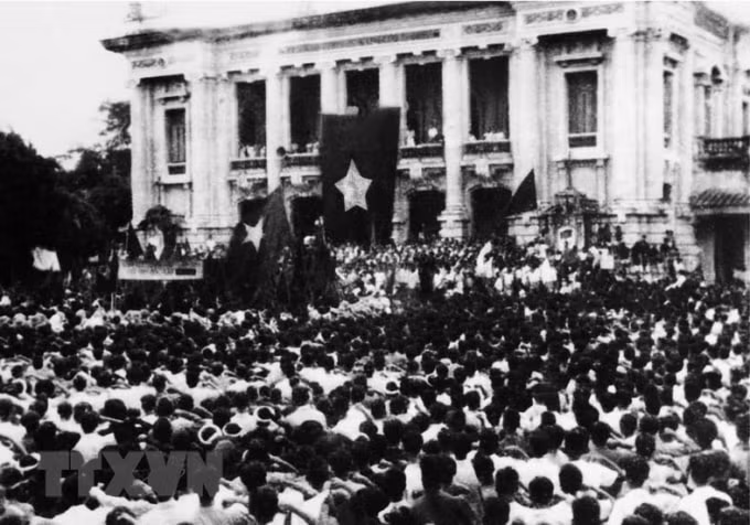 Ngày 19/8/1945, hàng chục vạn người dân ở Hà Nội và các tỉnh lân cận theo các ngả đường kéo về quảng trường Nhà hát lớn Hà Nội dự cuộc mít tinh hưởng ứng cuộc Tổng khởi nghĩa giành chính quyền.