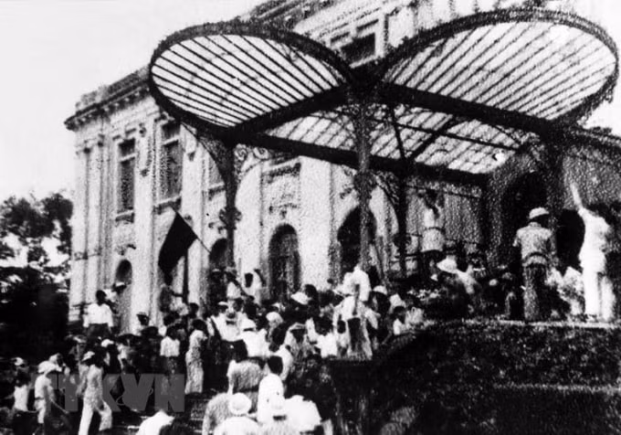 Ngày 19/8/1945, quần chúng nhân dân Thủ đô đã đánh chiếm Bắc Bộ phủ, cơ quan đầu não của chính quyền tay sai Pháp ở Bắc Bộ.