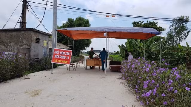 Các ngả đường dẫn vào thôn Tuyển Cử đều được chốt chặn để phong tỏa phòng chống dịch Covid-19. Ảnh: H.N.