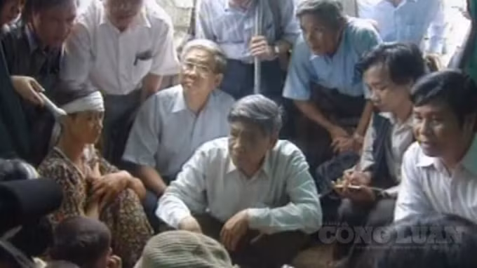 Đồng chí Tổng Bí thư Lê Khả Phiêu thăm hỏi, động viên bà con Làng Rồng năm 1999.