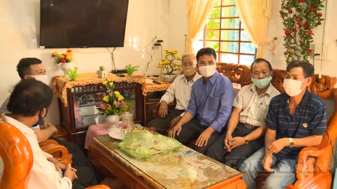 Bà con làng Rồng buồn bã khi nghe tin nguyên Tổng Bí thư Lê Khả Phiêu qua đời.