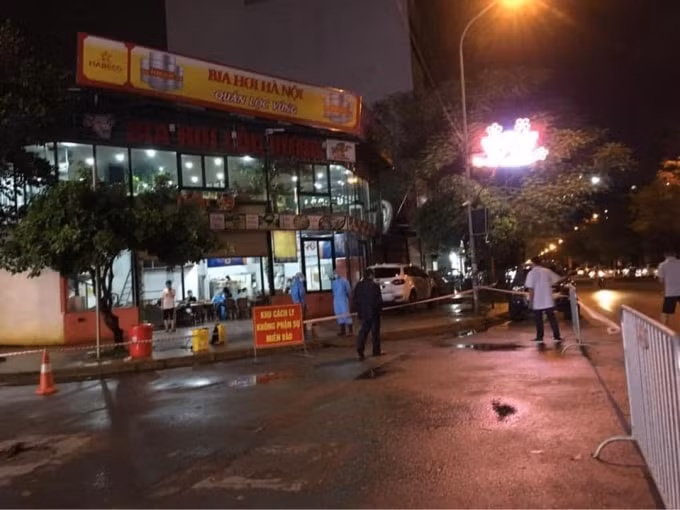 Lực lượng chức năng khoanh vùng tại bia hơi Lộc Vừng có địa chỉ tại TT3.13, xã Tứ Hiệp, huyện Thanh Trì. Ảnh: Thúy Nga