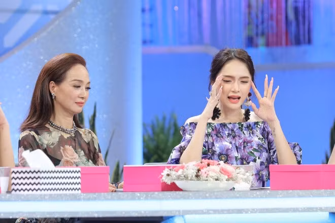 Hương Giang có nhiều cơ hội được thể hiện quan điểm sống của mình trước đám đông (Ảnh: Chị em chúng mình).