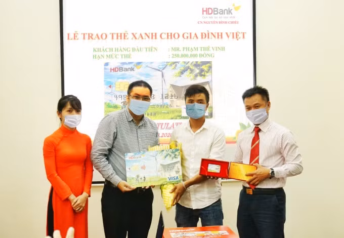 HDBank trao “Thẻ Xanh cho gia đình Việt” cho khách hàng đầu tiên tại TP.HCM.