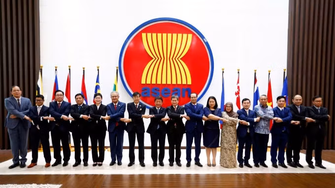 Các quốc gia Đông Nam Á (ASEAN) đứng trước áp lực trong mối quan hệ ngày càng phức tạp với Mỹ và Trung Quốc - Ảnh: Reuters