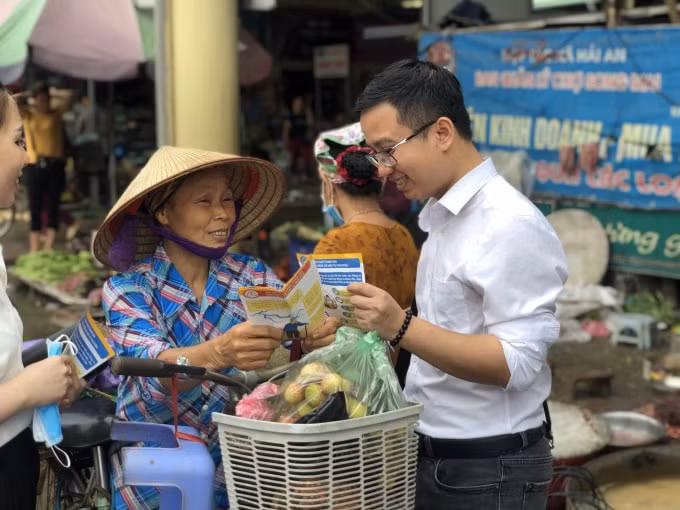 Người dân phấn khởi khi được tuyên truyền, tư vấn về chính sách BHXH