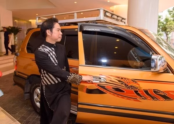 Danh ca Ngọc Sơn đi diễn bằng chiếc xế hộp có màu sắc nổi bật và độc đáo. Ảnh: internet.