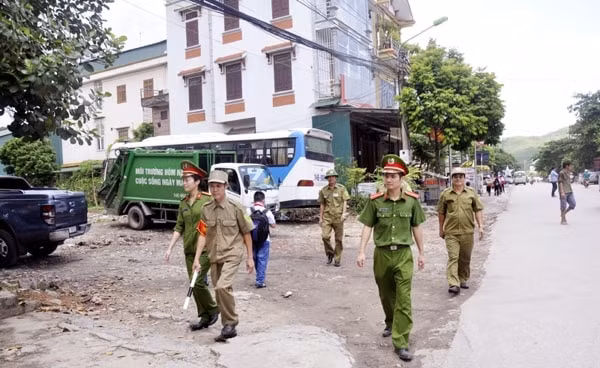 Lực lượng bảo vệ dân phố cùng Công an phường Mông Dương (TP Cẩm Phả, Quảng Ninh) tuần tra, kiểm soát đảm bảo ANTT tại địa phương. Ảnh: Báo Quảng Ninh