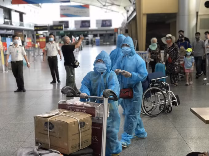 Các hành khách mắc kẹt ở Đà Nắng di chuyển ra sân bay