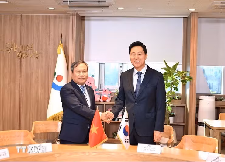 Chủ tịch UBND thành phố Hà Nội Vũ Đại Thắng làm việc với Thị trưởng Seoul Oh Se-hoon. Ảnh: TTXVN