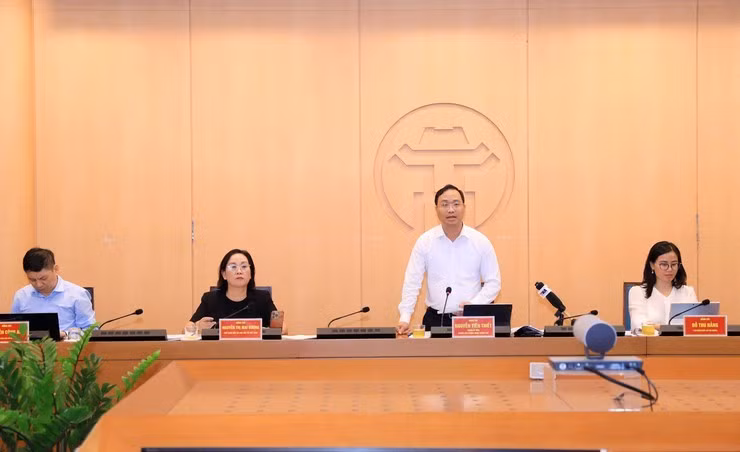 Ông Nguyễn Tiến Thiết, Thành Uỷ viên, Chánh Văn phòng - Người phát ngôn của UBND thành phố Hà Nội chủ trì họp báo. Ảnh: Lê Hải