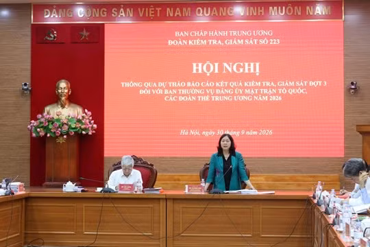 Ủy viên Bộ Chính trị, Bí thư Trung ương Đảng, Bí thư Đảng uỷ MTTQ, các đoàn thể Trung ương, Chủ tịch Ủy ban Trung ương MTTQ Việt Nam Bùi Thị Minh Hoài phát biểu tại Hội nghị. Ảnh: Thu Hà