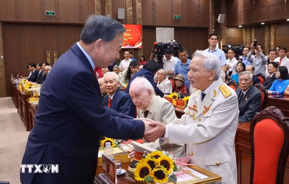 ttxvn-tong-bi-thu-chu-tich-nuoc-du-le-trao-tang-huy-hieu-dang-cho-dang-vien-lao-thanh-o-ha-noi-1jpg-1.jpg
