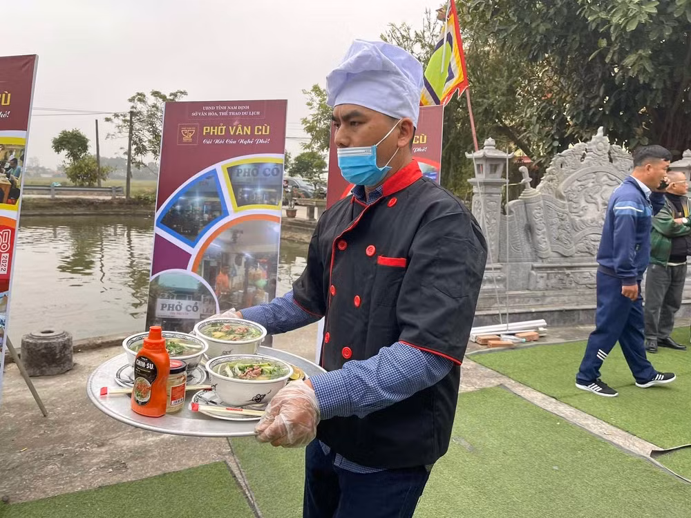 thuc khach trong ngoai nuoc hao huc thuong thuc pho cung tuong ot chin su hinh 1