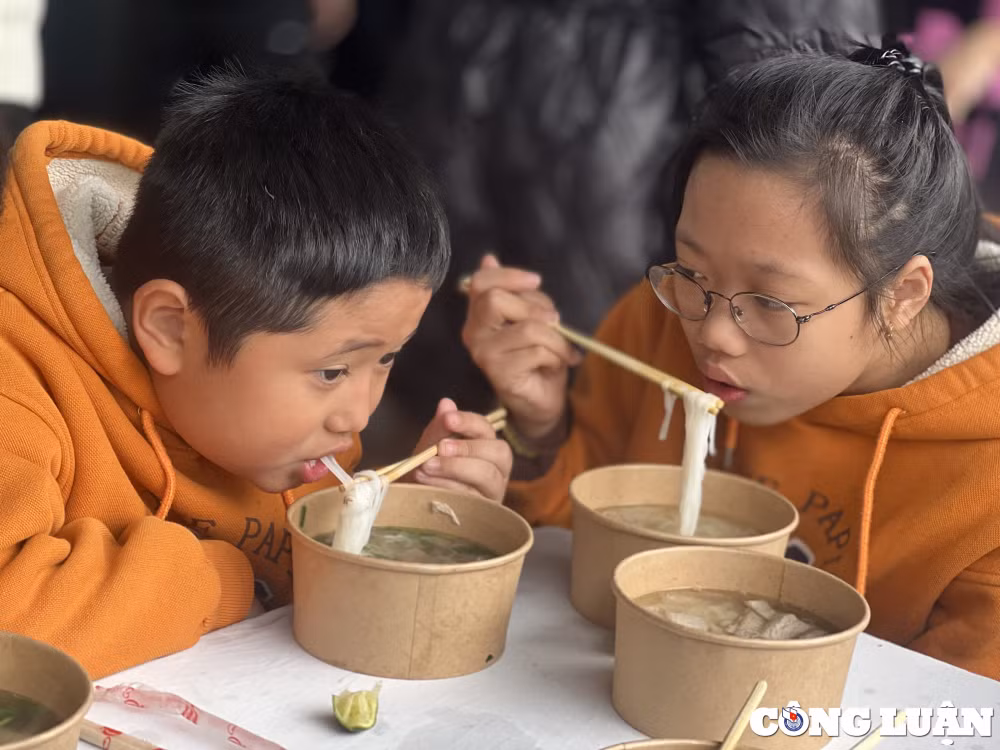 khoanh khac an tuong tai su kien ngay cua pho 12 12 hinh 9