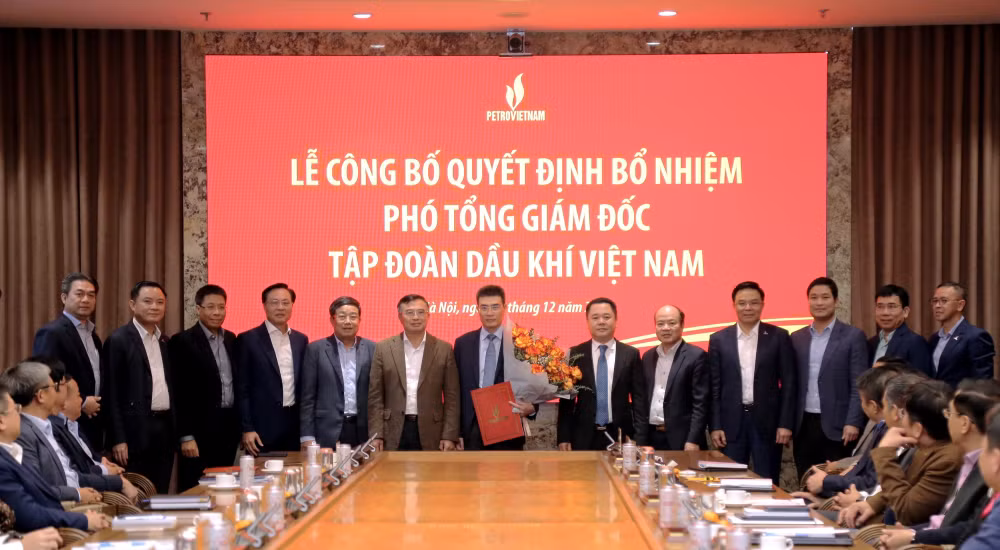 petrovietnam cong bo va trao quyet dinh pho tong giam doc tap doan cho ong duong manh son hinh 2